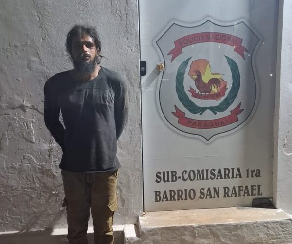 Desgraciado sujeto golpea a puñetazos a su propio padre