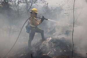 Incendio en Costanera: bomberos hallaron botellas con combustible y vieron a una persona “quemando” - Nacionales - ABC Color