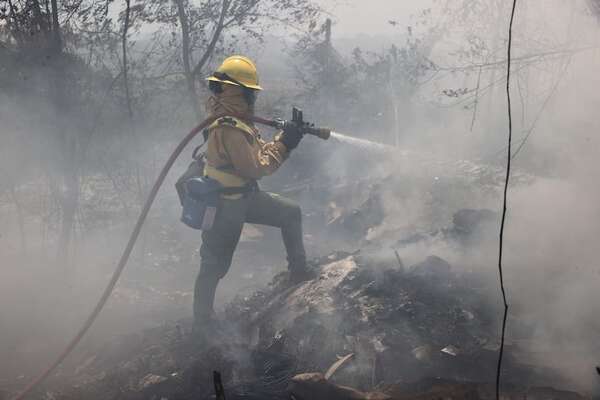 Incendio en Costanera: bomberos hallaron botellas con combustible y vieron a una persona “quemando” - Nacionales - ABC Color