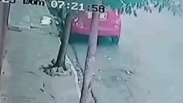 Olvidó las llaves sobre el techo y le robaron el auto