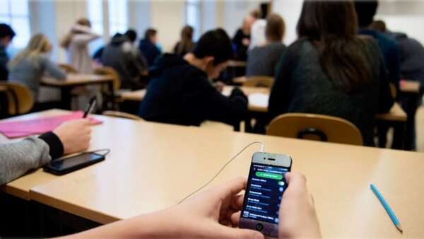 Plantean prohibir uso de celulares en los colegios - Noticiero Paraguay