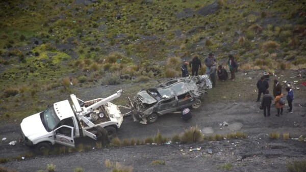 Tres fallecidos y cuatro heridos tras la caída de un vehículo a un barranco en Bolivia