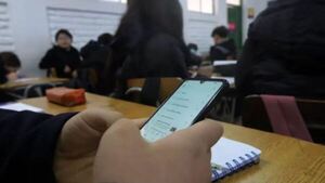 Diputado quiere prohibir el uso de celulares dentro de los colegios