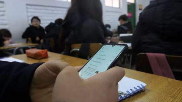 Diputado quiere prohibir el uso de celulares dentro de los colegios