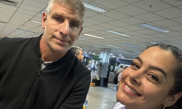 Le trozan a Lari por sacarse esta foto con Palermo, estando él de duelo: “Me disculpan, tenía que ser cholula”