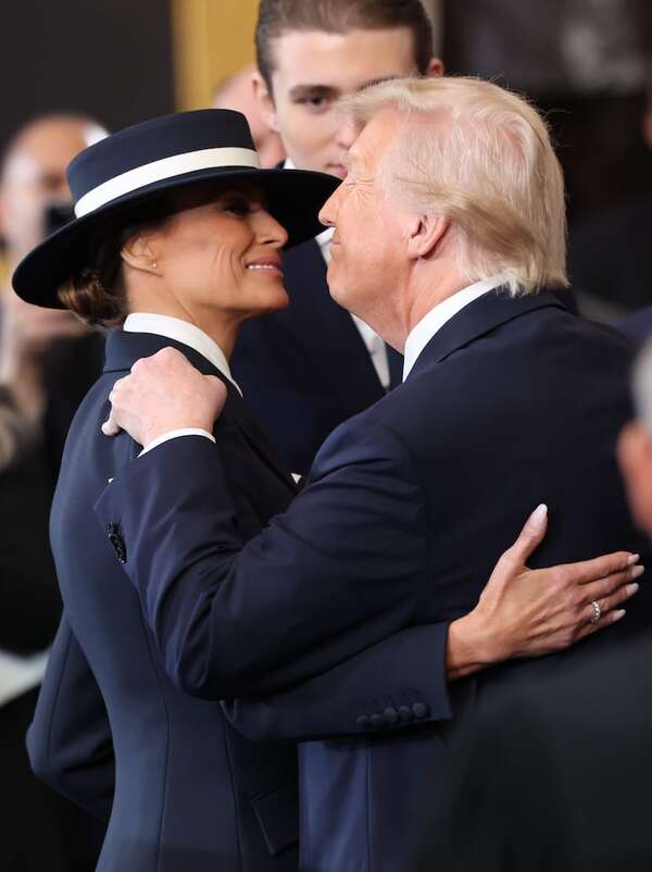 Un sombrero: el motivo de que Donald Trump no pudiera besar a Melania - Gente - ABC Color