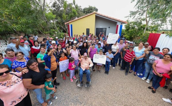 Gobierno entrega 55 viviendas a familias vulnerables de Itapúa - ADN Digital