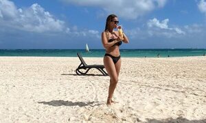 ¡Andate con la cincuentona, esa… La cincuentona… Male Caballero presume de su cuerpazo en la playa!