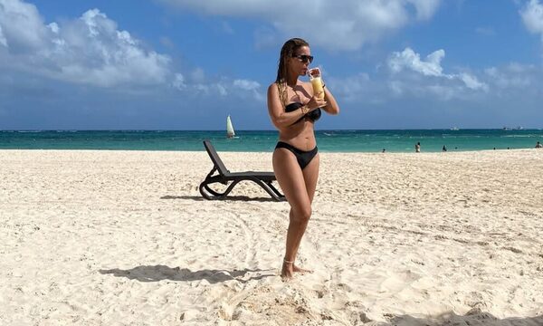 ¡Andate con la cincuentona, esa… La cincuentona… Male Caballero presume de su cuerpazo en la playa!