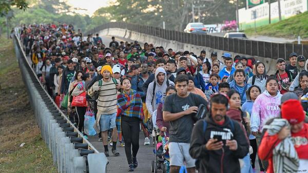 Caravana de migrantes parte de México hacia EE. UU. - ADN Digital