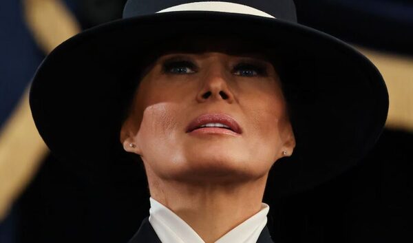 El sobrio y elegante estilo de Melania Trump: look azul navy de un diseñador independiente