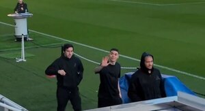 Versus / El momento especial que vivió Almirón con un pequeño fanático