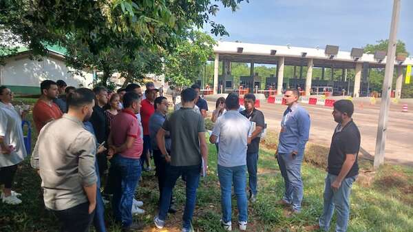 Pastoreo: Lugareños del puesto de peaje de Tape Porã insisten en la exoneración y el libre tránsito por la ruta PY02 - Nacionales - ABC Color