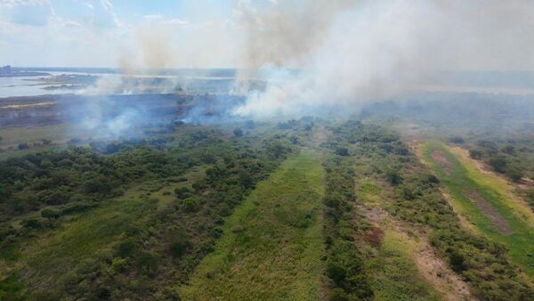 Fiscal铆a de Paraguay abre investigaci贸n por incendios en reserva ecol贸gica de Asunci贸n