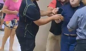 Descontrolada y borracha mujer ataca a personal de hospital de Franco