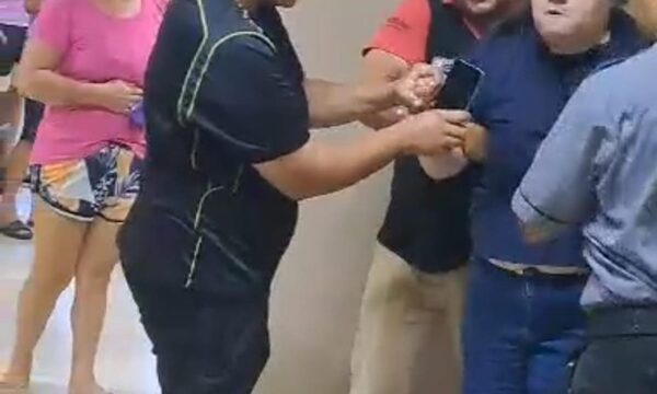 Descontrolada y borracha mujer ataca a personal de hospital de Franco