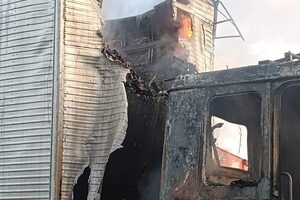 Camión se incendia y conductor sufre lesiones