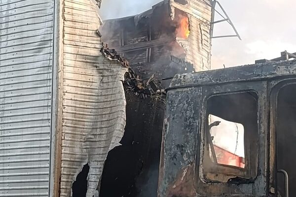 Camión se incendia y conductor sufre lesiones