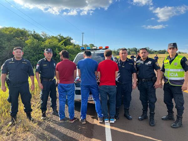 Tres detenidos y objetos incautados tras el robo de un vehículo en Cambyretá