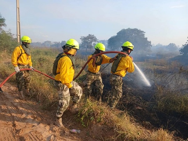 Buscan identificar a responsables de los incendios en Banco San Miguel y Costanera