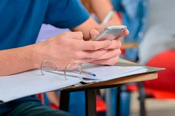 Discuten el uso de celulares en aulas de clase