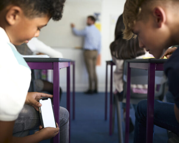 Exposición temprana a celulares tiene relación con problemas cognitivos y de aprendizaje, dicen - ADN Digital