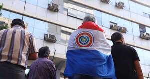 Diario HOY | Jubilados de IPS cierran calles, disconformes con el reajuste del 3,8 %
