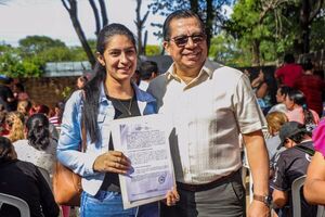 220 familias reciben seguridad juridica con la firma de contratos de Tekoha • PARAGUAY TV