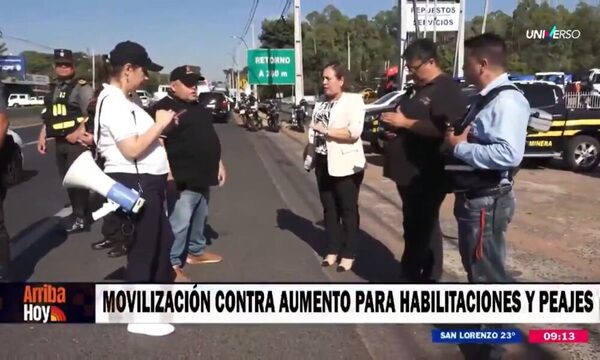 Camioneros y choferes se movilizan contra aumento del peaje y habilitación