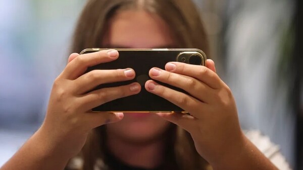 Los niños españoles tienen su primer móvil con 12 años y la mitad de padres se arrepienten