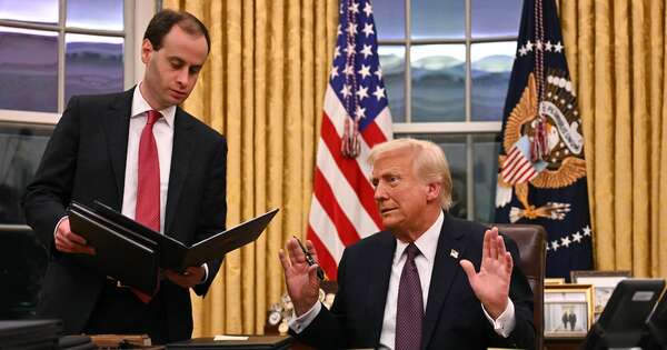 La Nación / “¡Estás despedido!”: Trump echará a más de mil funcionarios del equipo presidencial
