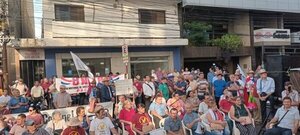 Masiva manifestación de jubilados frente al IPS - Portal Digital Cáritas Universidad Católica