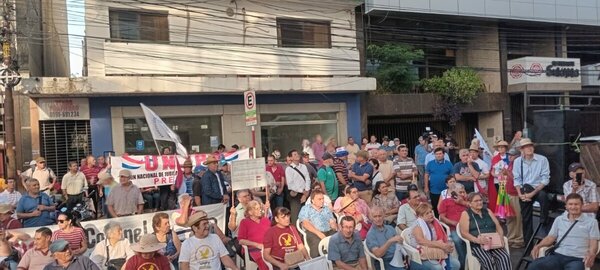 Masiva manifestación de jubilados frente al IPS - Portal Digital Cáritas Universidad Católica