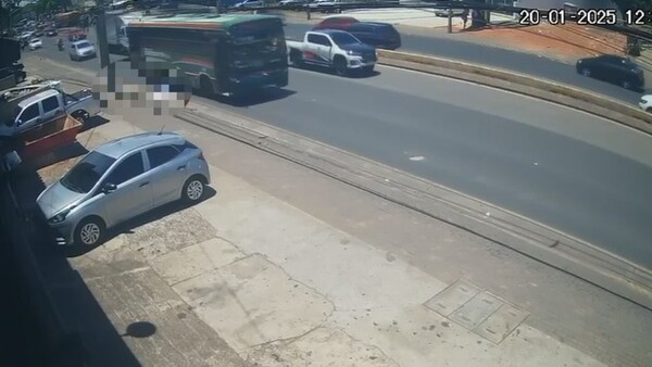 Pasajera murió tras caer de un micro en San Lorenzo