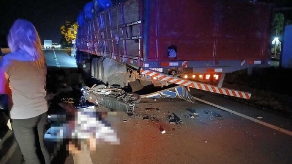 Motociclista muere al chocar contra camión estacionado en la ruta en Caaguazú