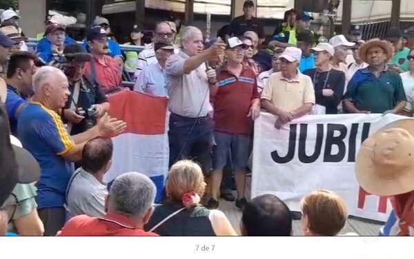Jubilados del IPS reclaman un ajuste complementario - Economía - ABC Color