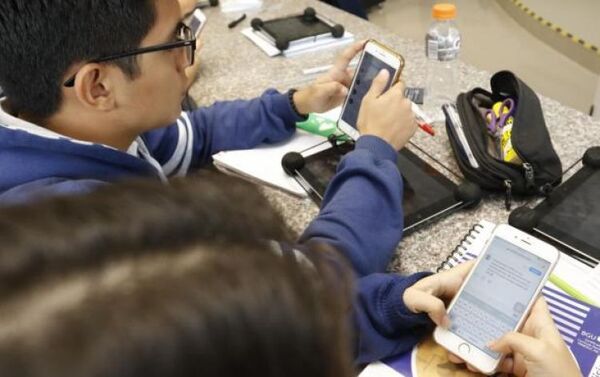 A través de un proyecto buscan prohibir el uso de celulares en las escuelas