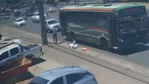 Mujer muere al caer de un colectivo en San Lorenzo: Se investiga si fue un asalto o accidente