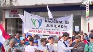 Jubilados protestan en la Caja Central del IPS por aumento de haberes - SNT