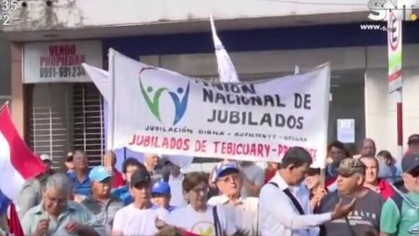 Jubilados protestan en la Caja Central del IPS por aumento de haberes - SNT