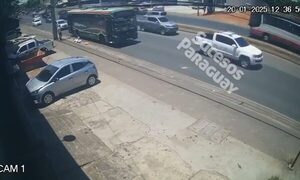 (Video) Una mujer cayó del colectivo, golpeó su cabeza y omamo