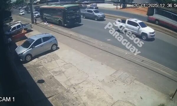 (Video) Una mujer cayó del colectivo, golpeó su cabeza y omamo
