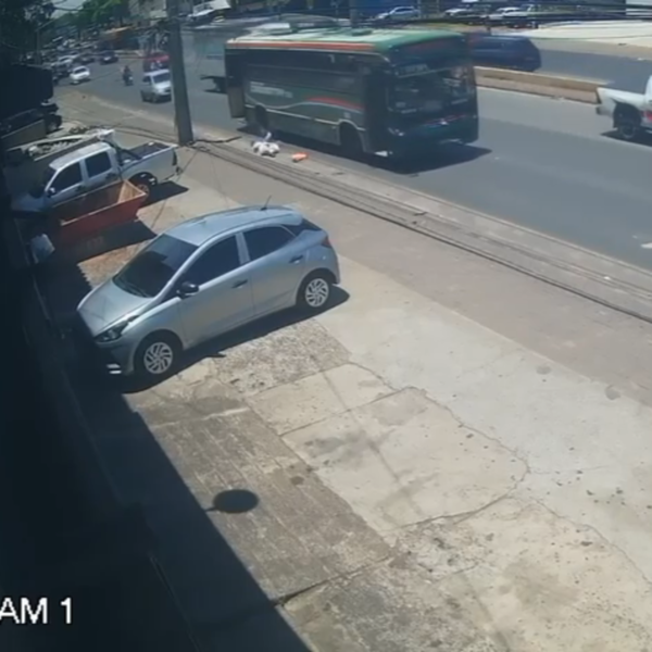 PASAJERA MUERE TRAS CAER DE UN COLECTIVO
