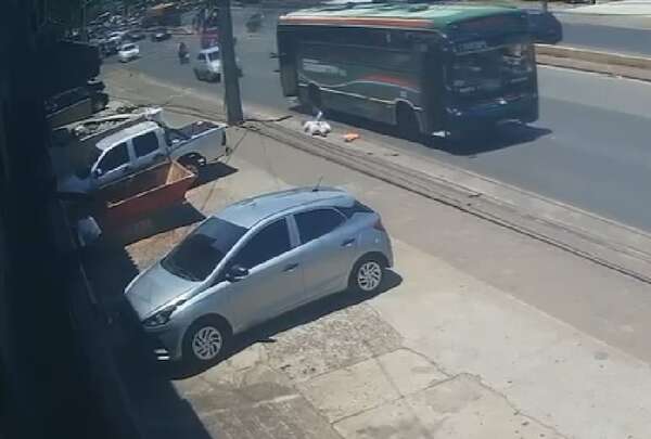 Mujer muere tras caer de bus en San Lorenzo: supuestamente perseguía a asaltante - Policiales - ABC Color