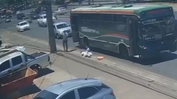 Trágica muerte de mujer tras caer de bus en San Lorenzo
