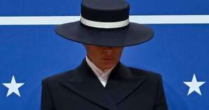 La Nación / ¿Qué mensaje da Melania Trump con su sombrero?