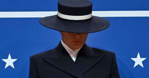 La Nación / ¿Qué mensaje da Melania Trump con su sombrero?