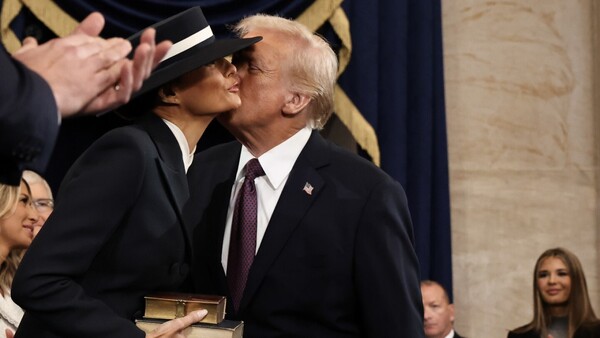 Trump no pudo besar a Melania por su sombrero