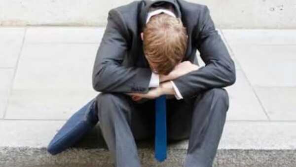 Le despidió a su empleado por no trabajar “feliz”: Patrón podría ligar multa, advierten