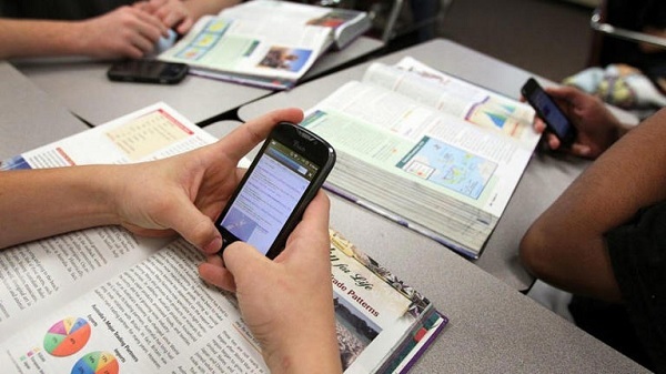 Proponen prohibir uso de celulares en todas las escuelas del país